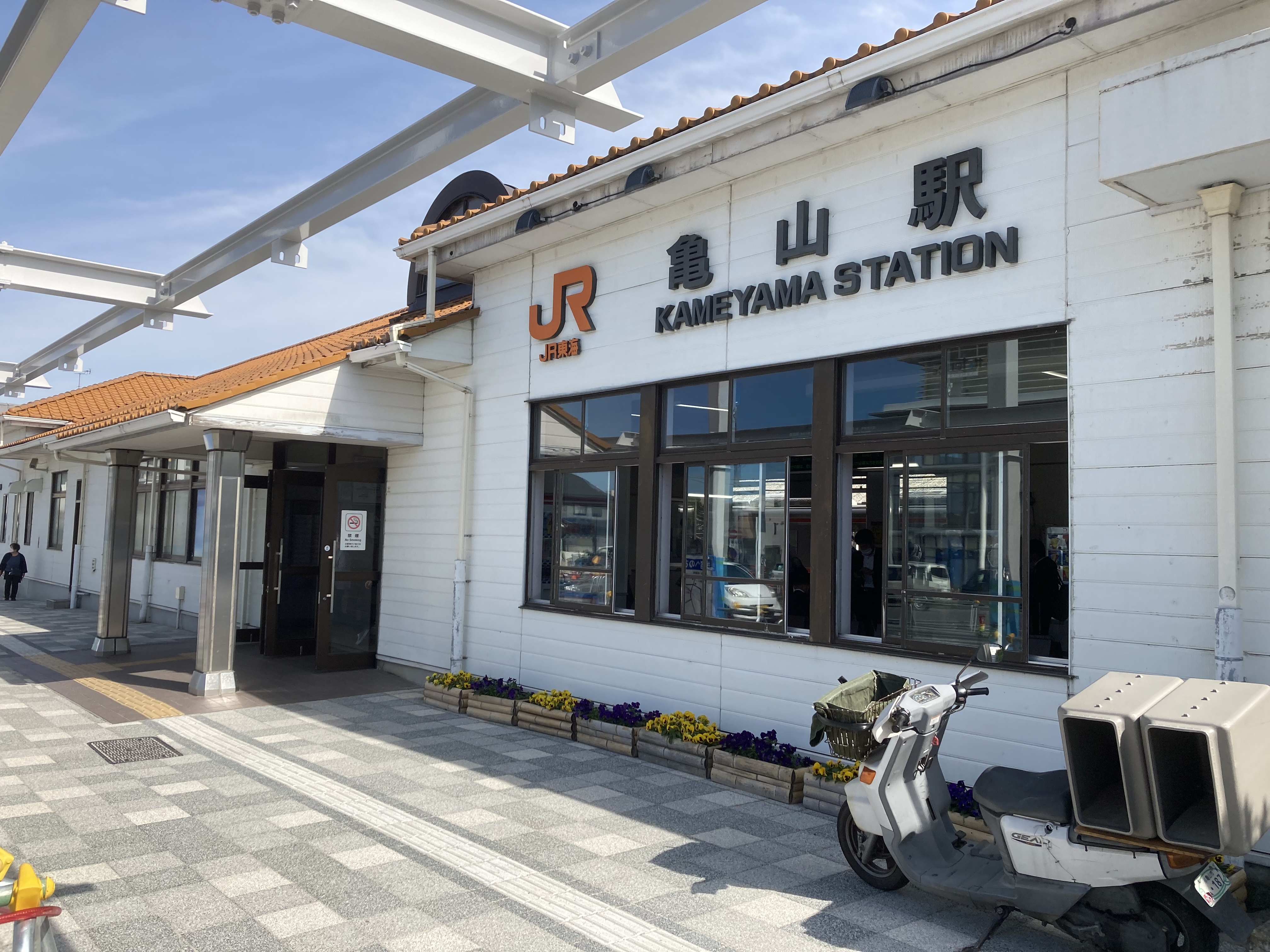 亀山駅】改札口付近の休憩場所 - スワルマップ
